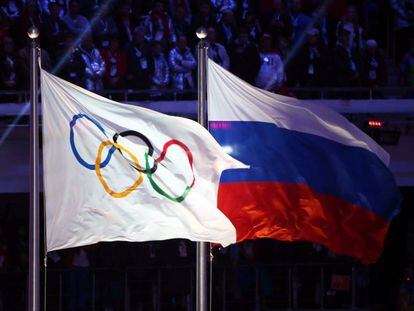 La bandera rusa junto a la ol&iacute;mpica en los pasados Juegos de Sochi.