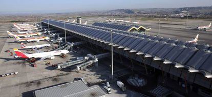 Aviones en las pistas de la T4 del Aeropuerto Madrid-Barajas.