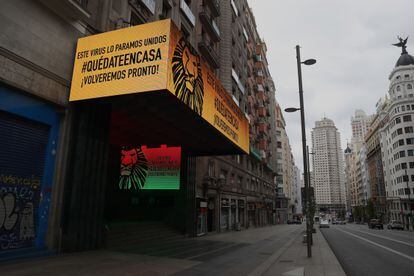 Un teatro cerrado en la Gran Via en Madrid durante la pandemia de coronavirus.
