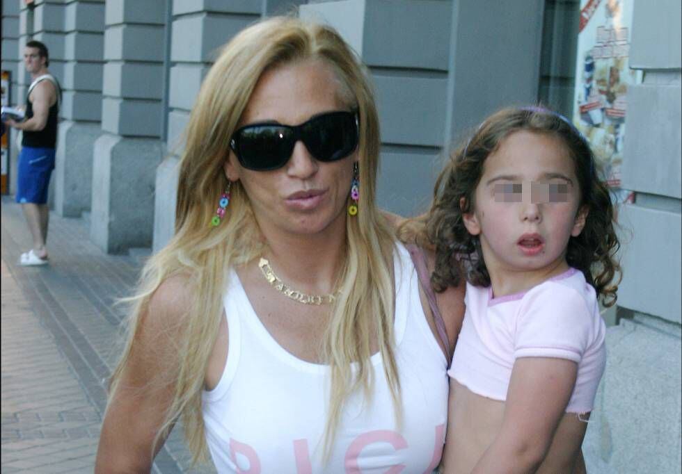 Belén Esteban y su hija, en junio de 2004.