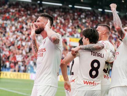 Olivier Giroud, delantero del AC Milan, celebra su segundo gol contra el Sassuolo.