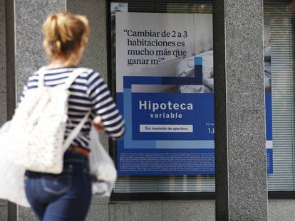 Una mujer observa un anuncio de hipotecas en Madrid.