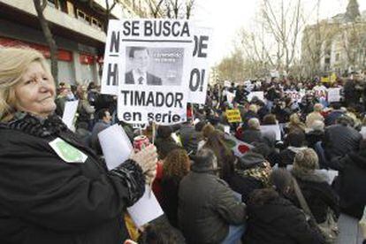 Protesta antidesahucios frente a la sede del PP en Madrid.