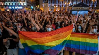 Cientos de personas protestando contra las agresiones a las personas LGTBI, en la Puerta del Sol de Madrid este miércoles.