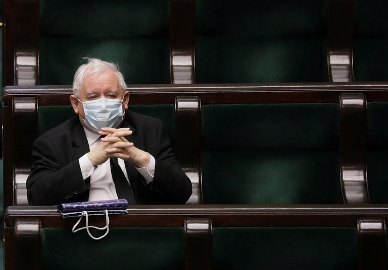 El líder del PiS, Jaroslaw Kaczynski, con mascarilla durante el pleno de este jueves en el Congreso, en Varsovia.