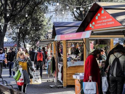 La Feria de Consumo Responsable de la plaza de Catalunya, ayer a mediod&iacute;a.