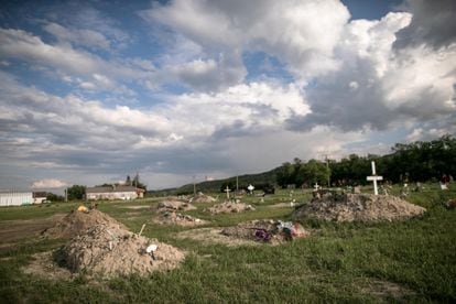 Vista de tumbas sin marcar en una antigua escuela residencial india católica en Saskatchewan, Canadá, en junio de 2021.