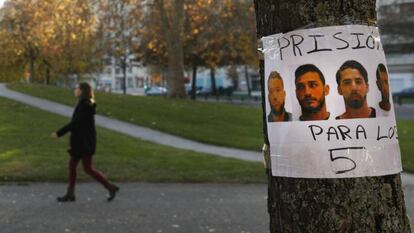 Carteles en el centro de Pamplona, con las caras de los miembros de 'La Manada', acusados de violación durante los Sanfermines de 2016.