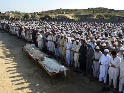 Funeral por los trabajadores paquistaníes secuestrados y asesinados por talibanes afganos, en Charsadda, Pakistán.