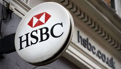 Logo de HSBC en la puerta de las oficinas del banco en London.
