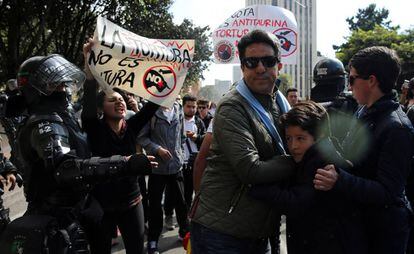 Antitaurinos gritan consignas contra taurinos por la reapertura de la Plaza de Toros la Santa Mar&iacute;a, el pasado domingo en Bogot&aacute; (Colombia). 