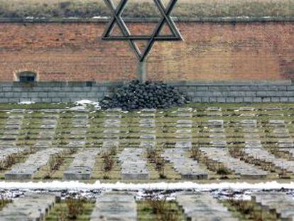 En Tezerín se levanta un monumento que recuerda a las víctimas anónimas del nazismo.