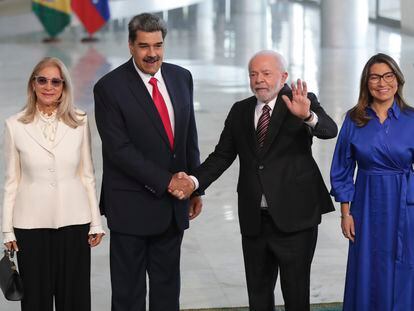 El presidente de Brasil, Lula, posa junto a su homólogo venezolano, Nicolás Maduro, y sus respectivas esposas, en el palacio presidencial de Planalto, en Brasilia, este lunes.
