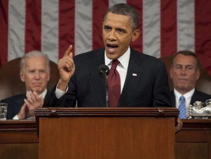 El mandatario estadounidense, Barack Obama (c), acompañado por el vicepresidente Joe Biden (i) y el presidente de la cámara John Boehner (d) habla durante la presentación del tercer discurso sobre el estado de la unión en una sesión del Congreso en la sede del Capitolio en Whasington (EEUU).