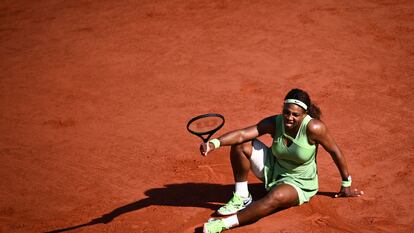 Serena Williams of the US reacts as she plays against Kazakhstan's Elena Rybakina during their women's singles fourth round tennis match on Day 8 of The Roland Garros 2021 French Open tennis tournament in Paris on June 6, 2021. (Photo by Anne-Christine POUJOULAT / AFP)