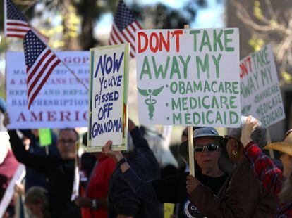 Protestas contra la ley sanitaria republicana frente a la oficina del congresista Darrell Issa en California.