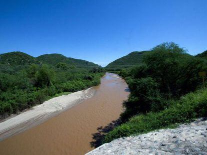 Vista del río Sonora, contaminado por un derrame de ácido.