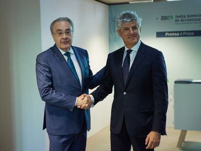 El hasta ahora consejero delegado, Tobías Martínez (izquierda) junto con el nuevo consejero delegado, Marco Patuano, este jueves en Madrid.