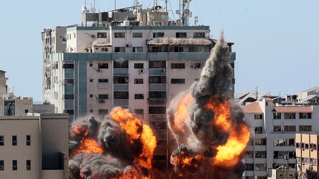 En vídeo, una torre de 12 plantas, que albergaba las oficinas locales de Associated Press y Al Jazeera, era alcanzada por un misil israelí, el sábado en la ciudad de Gaza.