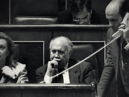 Álvaro Lapuerta, en el centro, sentado en su escaño del Congreso, durante su etapa como diputado.