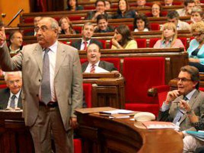 El presidente del Grupo Socialista en el Parlamento catalán, Joaquim Nadal, junto a Mas.