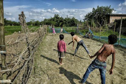 Tras las clases Roja y sus amigos se juntan para jugar a críquet entre los huertos de la aldea.