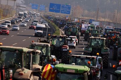 Agricultores bloquean con sus tractores la A-2 cerca de Barcelona, este miércoles.