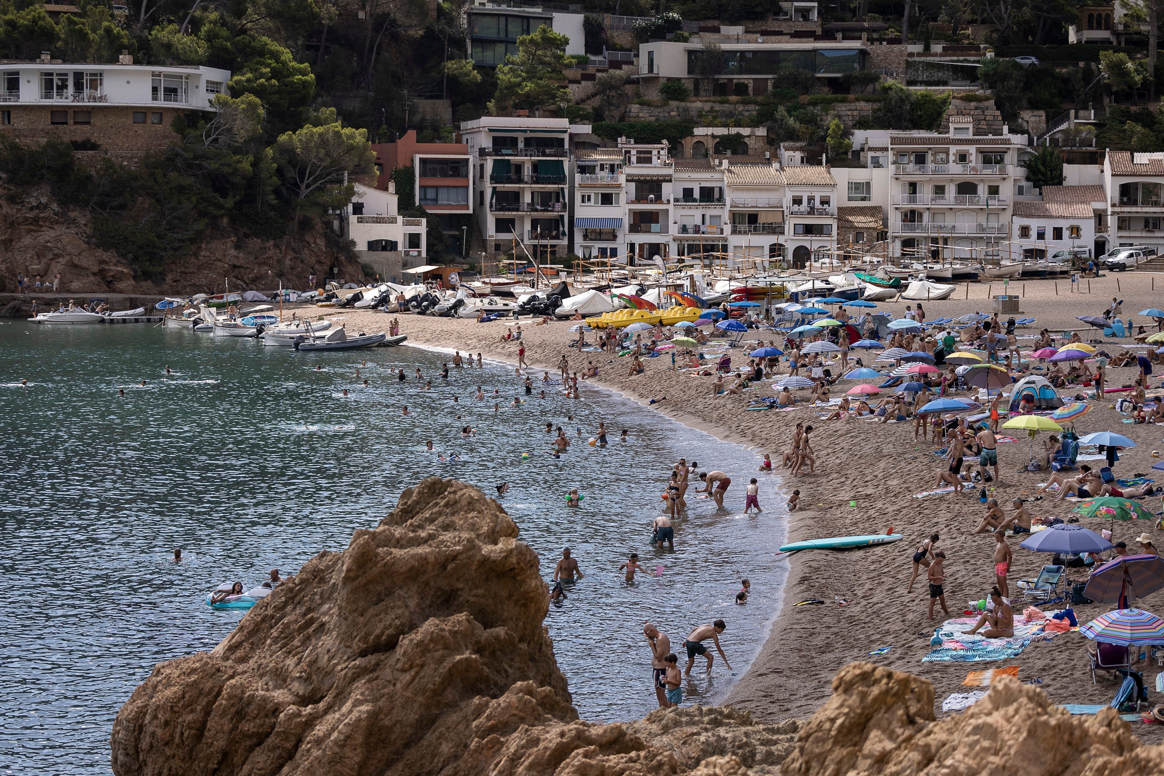 Un vecino de Begur (Girona) se ahoga mientras trabajaba colocando boyas de la playa de Sa Riera