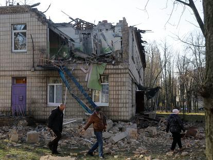 Varios vecinos pasaban este sábado junto a una guardería de Kiev alcanzada por un dron lanzado por el ejército ruso.