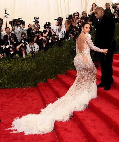 Kim Kardashian, Kanye West y la cola kilométrica de su vestido firmado por Roberto Cavalli.
