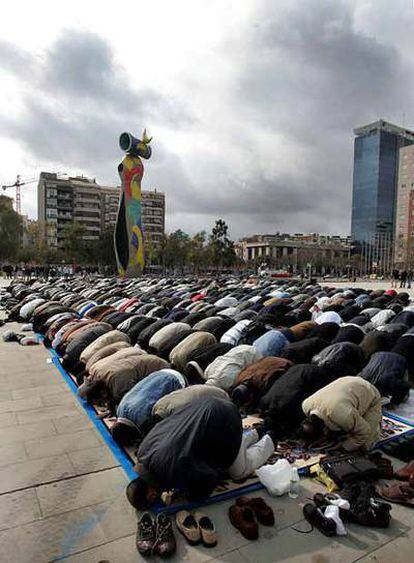 Musulmanes protestan en Barcelona contra las caricaturas de Mahoma.