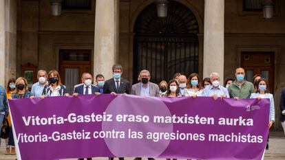 El diputado general de Álava, Ramiro González, y el alcalde de Vitoria, Gorka Urtaran, encabezan la concentración de condena por el asesinato de una mujer vitoriana en Murchante (Navarra).