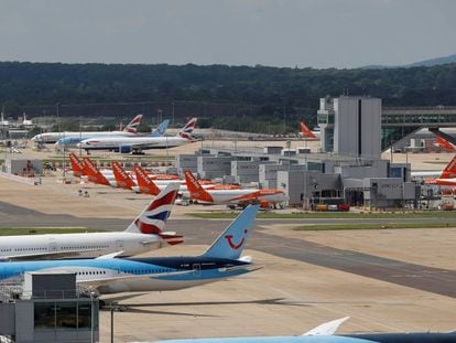 Aviones de Easyjet y TUI en el aeropuerto de Gatwick, Londres. 