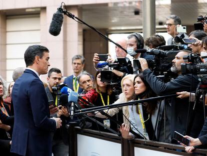 El presidente del Gobierno, Pedro Sánchez, atiende a los medios a su llegada al Consejo Europeo, en Bruselas, el jueves.