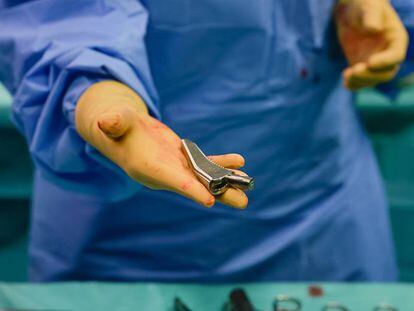 Un cirujano muestra una parte de una prótesis de cadera antes de su implantación en el Hospital Saint George Clinic, en Niza (Francia).