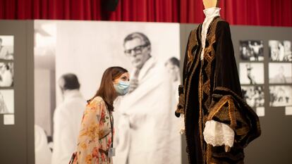 Una mujer observa el traje que Donald Sutherland usó en el film 'El Casanova', bajo la atenta mirada de Marcello Mastroianni.