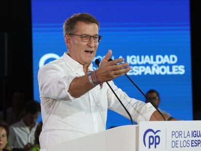 El presidente del PP, Alberto Núñez Feijóo, durante un acto de su partido en Santiago de Compostela.