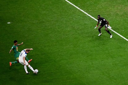 Harry Kane dispara a la puerta del guardameta Edouard Mendy en el segundo gol de Inglaterra en el tiempo de descuento del primer tiempo.