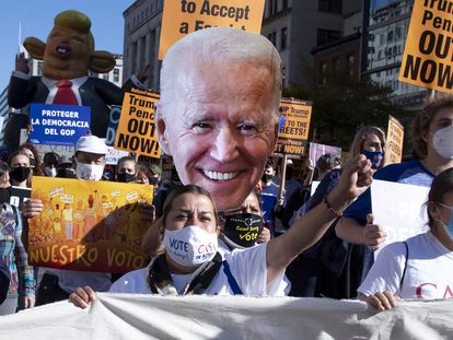 Un grupo de seguidores de Joe Biden celebra los resultados electorales este viernes en Washington.