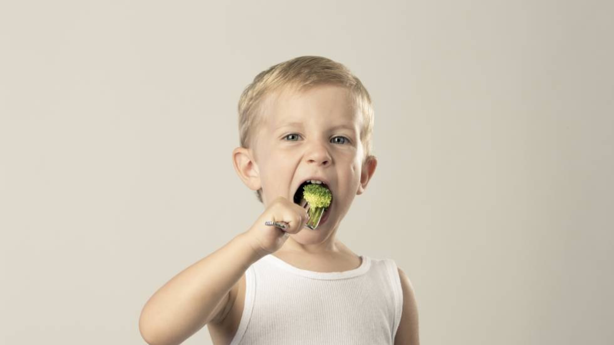 niño desayunando sano