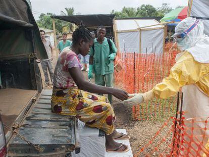 Membres de Metges sense Fronteres ajuden una malalta d'ebola a Guinea.