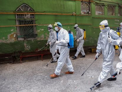 Voluntarios en Kabul (Afganistán) desinfectan las calles.