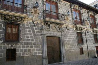 Fachada de la Madraza, en la capital granadina.