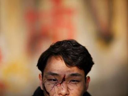 Un actor se prepara para rodar una escena de la pel&iacute;cula &#039;Zombie era&#039;, rodada en China.