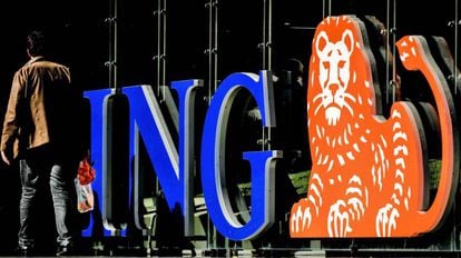 Logotipo del banco ING en su sede en &Aacute;msterdam (Holanda).