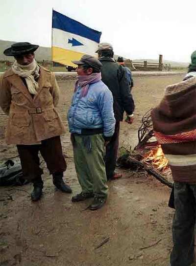 Miembros de la comunidad mapuche argentina, en un acto de protesta ante las tierras de los Benetton en 2002.