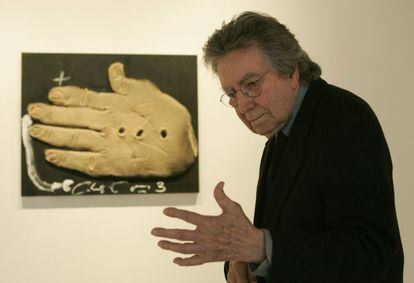 El creador, ante su obra 'Mà foradada' (2006), en la inauguración de su exposición en la Galeria Soledad Lorenzo de Madrid en el mismo año.