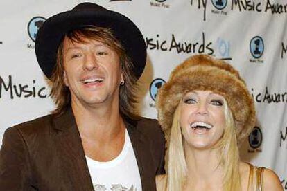 El guitarrista Richie Sambora y la actriz Heather Locklear durante la entrega de premios <i>VHI</i> en diciembre de 2001.