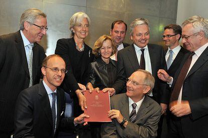Los ministros de Economía de la Eurozona tras firmar el tratado para la estabilidad financiera del bloque
