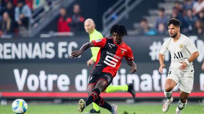 Eduardo Camavinga junto a Juan Bernat durante el partido entre Rennes y PSG la pasada temporada.